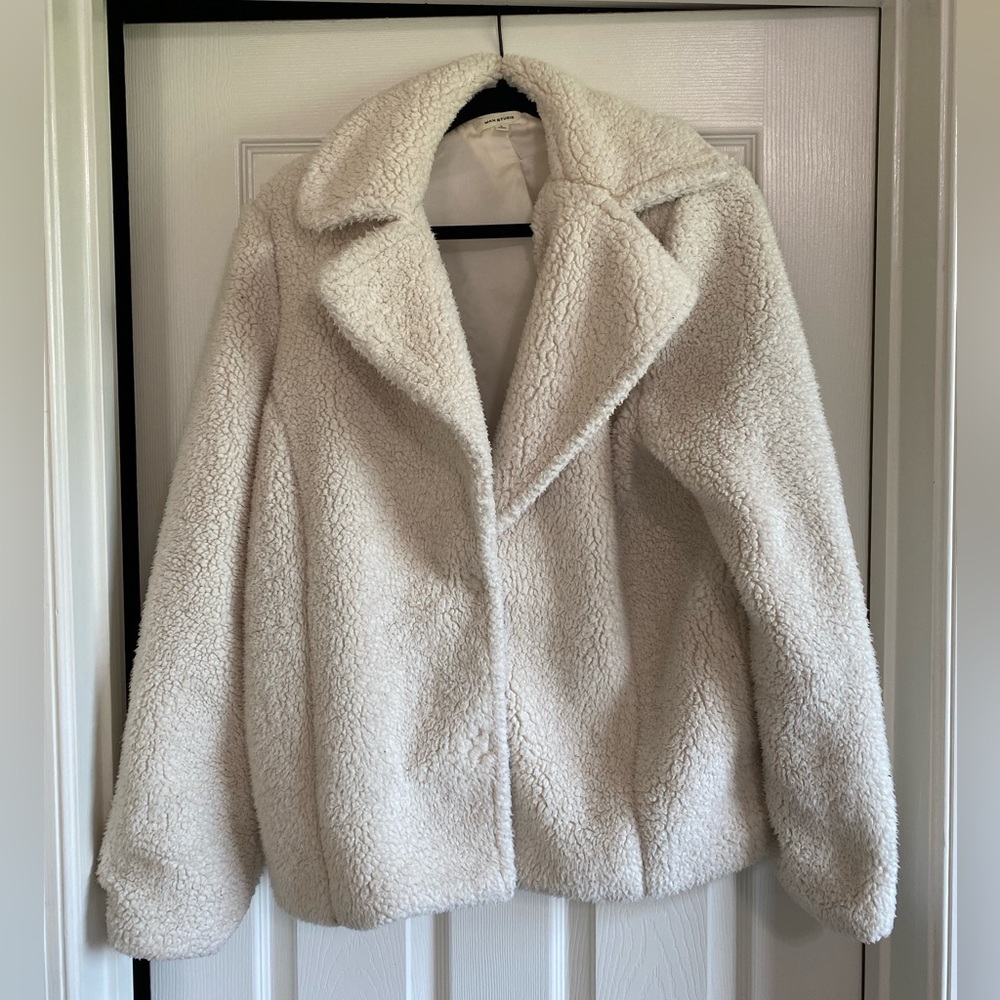 White fluffy fall/winter jacket. Size L (oversized fit). White/cream.